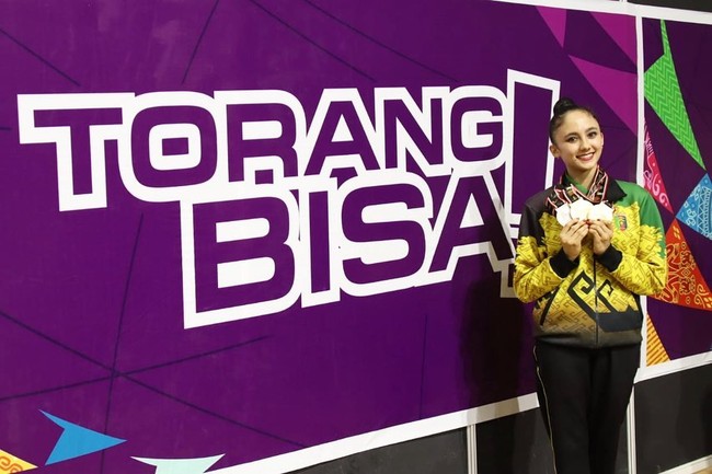 Sutjiati Narenda adalah atlet senam ritmik yang mewakili Lampung dalam PON XX Papua. Pertama kali tanding di Pekan Olahraga Nasional, ia sukses menyabet emas. Foto: Instagram @sutji.ritma