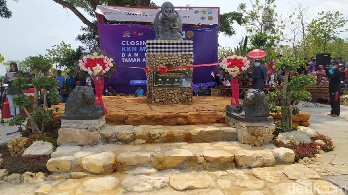 Candi Patakan di Lamongan diduga peninggalan masa Airlangga. Di sekitar situs ini, kini ada Taman Airlangga.