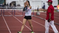 Pelari putri Daerah Istimewa Yogyakarta Rahma Annisa (kiri) menangis akibat didiskuliafikasi saat final nomor Lari 400 meter Gawang Putri cabang atletik PON Papua di Stadion Atletik Mimika Sport Center, Kabupaten Mimika, Papua, Minggu (10/10/2021).   