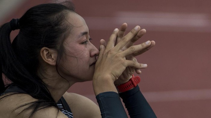 Pelari putri Daerah Istimewa Yogyakarta Rahma Annisa menangis akibat didiskuliafikasi usai mendahului start saat bertanding final nomor Lari 400 meter Gawang Putri cabang atletik PON Papua di Stadion Atletik Mimika Sport Center, Kabupaten Mimika, Papua, Minggu (10/10/2021). Dalam nomor tersebut Pelari Maluku Alvin Tehupeiory berhasil meraih medali emas, sementara pelari Sumatera Utara Nurainun Br Perangin meraih medali perak dan pelari Papua Yunicke Herlin meraih medali perunggu. ANTARA FOTO/Novrian Arbi/YU