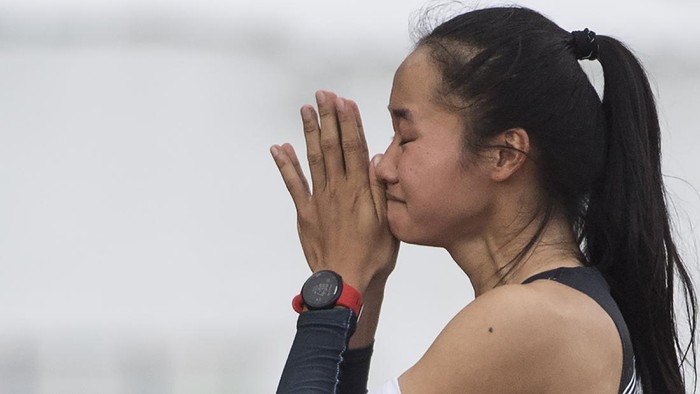 Pelari putri Daerah Istimewa Yogyakarta Rahma Annisa menangis akibat didiskuliafikasi usai mendahului start saat bertanding final nomor Lari 400 meter Gawang Putri cabang atletik PON Papua di Stadion Atletik Mimika Sport Center, Kabupaten Mimika, Papua, Minggu (10/10/2021). Dalam nomor tersebut Pelari Maluku Alvin Tehupeiory berhasil meraih medali emas, sementara pelari Sumatera Utara Nurainun Br Perangin meraih medali perak dan pelari Papua Yunicke Herlin meraih medali perunggu. ANTARA FOTO/Novrian Arbi/YU