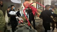 Pembongkaran juga dilakukan karena pemasangan boneka yang rambutnya berkuncir dua tersebut tidak memiliki izin.