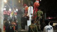 Boneka yang dibongkar tersebut kini sudah diamankan di kantor Satpol PP dan Kantor BPB Linmas Kota Surabaya.