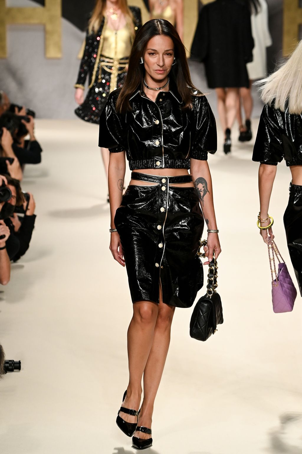 Tren Celana/Rok Hipster - Chanel Spring-Summer 2022 PARIS, FRANCE - OCTOBER 05: (EDITORIAL USE ONLY - For Non-Editorial use please seek approval from Fashion House) A model walks the runway during the Chanel Womenswear Spring/Summer 2022 show as part of Paris Fashion Week on October 05, 2021 in Paris, France. (Photo by Pascal Le Segretain/Getty Images)
