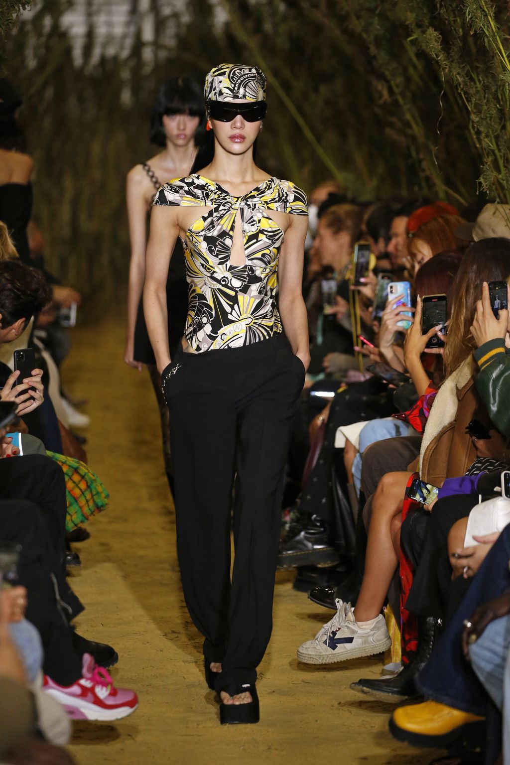 Tren Celana/Rok Hipster - Coperni Spring-Summer 2022 PARIS, FRANCE - SEPTEMBER 30: (EDITORIAL USE ONLY - For Non-Editorial use please seek approval from Fashion House) A model walks the runway during the Coperni Womenswear Spring/Summer 2022 show as part of Paris Fashion Week on September 30, 2021 in Paris, France. (Photo by Thierry Chesnot/Getty Images)