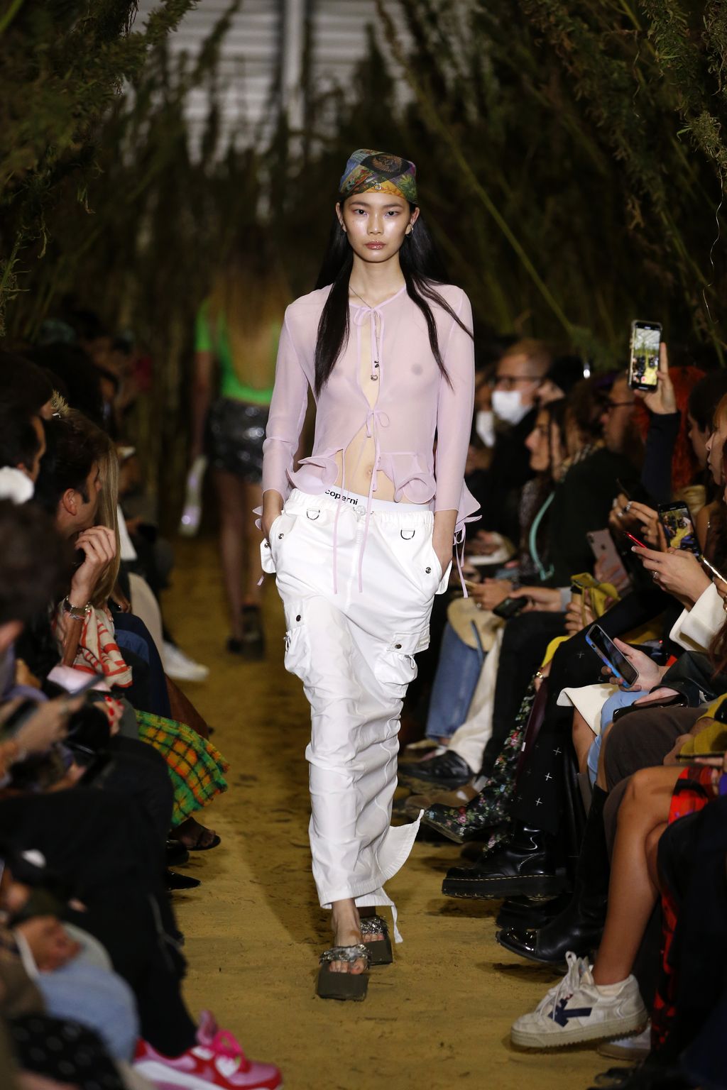Tren Celana/Rok Hipster - Coperni Spring-Summer 2022 PARIS, FRANCE - SEPTEMBER 30: (EDITORIAL USE ONLY - For Non-Editorial use please seek approval from Fashion House) A model walks the runway during the Coperni Womenswear Spring/Summer 2022 show as part of Paris Fashion Week on September 30, 2021 in Paris, France. (Photo by Thierry Chesnot/Getty Images)