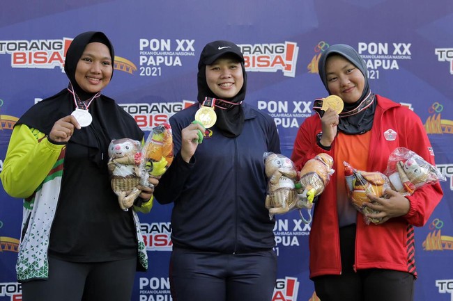 Atlet Jawa Barat, Tresna Puspita mampu menambah medali emas kontingen Jawa Barat di PON Papua 2021. Mewakili Jabar, di cabor Lontar Martil Putri, wanita yang berasal Kabupaten Kuningan, Jawa Barat itu mengaku tak fit 100 persen saat bertanding. Wanita kelahiran Desa Kaliaren, Kecamatan Cilimus, Kabupaten Kuningan ini sempat mengalami cedera pinggang sebelum PON dimulai. Selama proses pemulihan, wanita 25 tahun ini tetap menjalani latihan dengan program berbeda dari pelatihnya. Foto: dok.Pribadi.