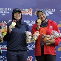 Atlet Jawa Barat, Tresna Puspita mampu menambah medali emas kontingen Jawa Barat di PON Papua 2021. Mewakili Jabar, di cabor Lontar Martil Putri, wanita yang berasal Kabupaten Kuningan, Jawa Barat itu mengaku tak fit 100 persen saat bertanding. Wanita kelahiran Desa Kaliaren, Kecamatan Cilimus, Kabupaten Kuningan ini sempat mengalami cedera pinggang sebelum PON dimulai. Selama proses pemulihan, wanita 25 tahun ini tetap menjalani latihan dengan program berbeda dari pelatihnya. Foto: dok.Pribadi.