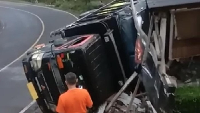 Truk Oleng Tabrak Truk di Sukabumi