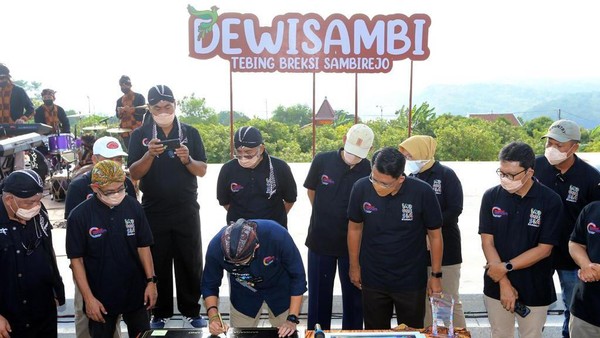Selain membuka pertanian, segala keperluan Bertani juga bisa menjadi salah satu pembukaan lapangan pekerjaan. Dimana masyarakat yang tidak Bertani bisa membuat pupuk yang dibutuhkan para petani. Selain membuka pertanian, segala keperluan Bertani juga bisa menjadi salah satu pembukaan lapangan pekerjaan. Dimana masyarakat yang tidak Bertani bisa membuat pupuk yang dibutuhkan para petani.