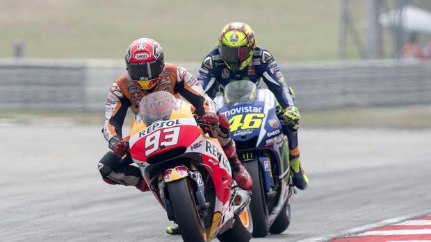 KUALA LUMPUR, MALAYSIA - OCTOBER 25:  Marc Marquez of Spain and Repsol Honda Team leads Valentino Rossi of Italy and Movistar Yamaha MotoGP during the MotoGP race during the MotoGP Of Malaysia at Sepang Circuit on October 25, 2015 in Kuala Lumpur, Malaysia.  (Photo by Mirco Lazzari gp/Getty Images)