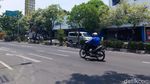 Warga Abadikan Fenomena Langka Hari Tanpa Bayangan di Surabaya