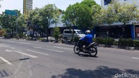 Di jalan raya pun kendaraan-kendaraan tampak tak memiliki bayangan. 