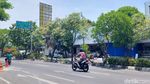 Warga Abadikan Fenomena Langka Hari Tanpa Bayangan di Surabaya