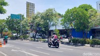 Para pengendara pun tak menyadari jika hari ini terjadi fenomena hari tanpa bayangan.