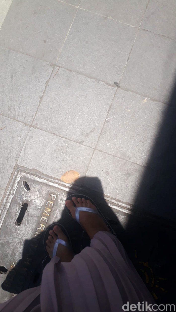 Warga Abadikan Fenomena Langka Hari Tanpa Bayangan di Surabaya Kota Surabaya hari ini mendapat jatah fenomena hari tanpa bayangan pukul 11.15 WIB. Warga yang menyadari ada fenomena tersebut langsung mengabadikannya.