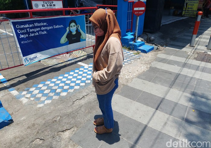 Warga Abadikan Fenomena Langka Hari Tanpa Bayangan di Surabaya Kota Surabaya hari ini mendapat jatah fenomena hari tanpa bayangan pukul 11.15 WIB. Warga yang menyadari ada fenomena tersebut langsung mengabadikannya.