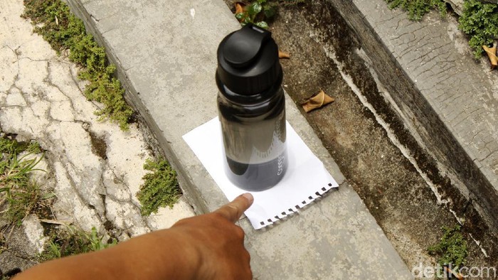 Warga Kota Bandung penasaran menyaksikan fenomena hari tanpa bayangan pada Selasa (11/10/2021). Sejumlah warga pun antusias keluar rumah dengan membawa botol minuman dan kertas untuk memastikan fenomena yang terjadi dua tahun sekali ini.