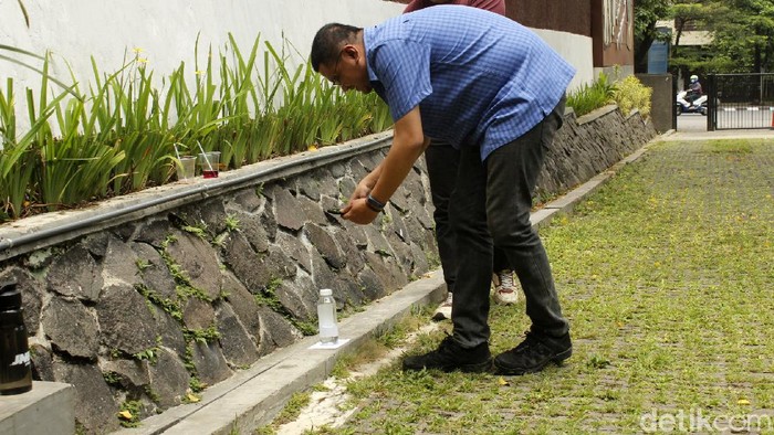 Warga Bandung Penasaran Lihat 'Hari Tanpa Bayangan' Warga Kota Bandung penasaran menyaksikan fenomena hari tanpa bayangan pada Selasa (11/10/2021). Sejumlah warga pun antusias keluar rumah dengan membawa botol minuman dan kertas untuk memastikan fenomena yang terjadi dua tahun sekali ini.