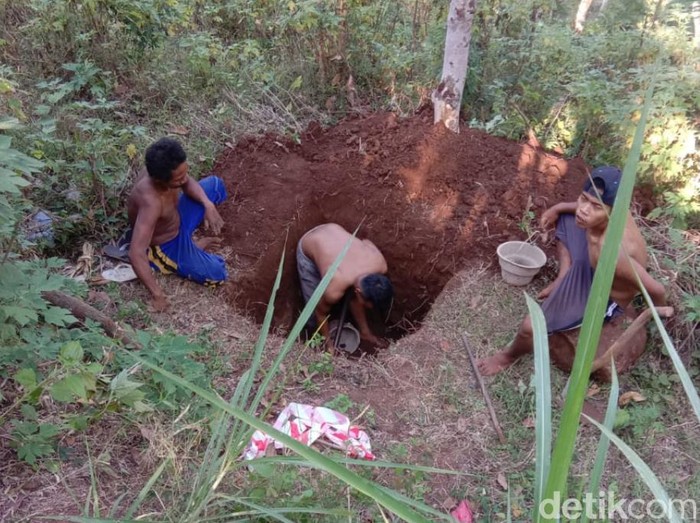 Warga Desa Galih, Kecamatan Pasrepan, Kabupaten Pasuruan membangun sistem pencegahan banjir dan longsor terintegrasi. Mereka membuat sumur resapan, rorak dan biopori.