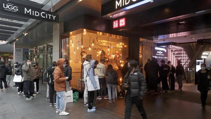 Customers line up to enter a store in the central business district after more than 100 days of lockdown to help contain the COVID-19 outbreak in Sydney, Monday, Oct. 11, 2021. (AP Photo/Rick Rycroft)