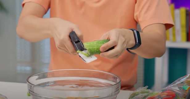 Youtuber Gadget Beli 5 Alat Dapur Aneh, Ada Gunting Sayuran dan Spons Cuci Piring