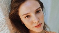 Alina Boz merupakan jebolan Kadir Has University, sebelum akhirnya masuk ke industri hiburan Turki sebagai bintang iklan. Foto: dok instagram Alina Boz
