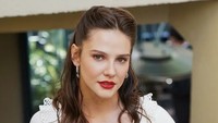 Alina Boz kini juga jadi perbincangan setelah serial Love 101 dari Turki itu dirilis di Netflix. Foto: dok instagram Alina Boz