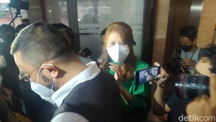 Artis Tamara Bleszynski diduga mengalami kerugian mencapai belasan miliar rupiah. Tamara menangis dan memohon keadilan kepada polisi. (Adhyasta/detikcom)