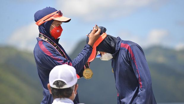 Syifa Lisdiana & Melan Putri Atlet Dayung Rowing Putri Jawa Barat meraih medali Emas dibabak Final pada Race ke 45 Kelas LW2k di Pekan Olah Raga Nasional XX Papua 2021, venue dayung Teluk Youtefa, Holtekamp, Distrik Abepura, Kota Jayapura. Jumat (08/10/2021) Foto (PB.PON XX PAPUA/Ian Irman)