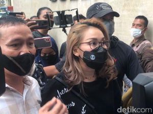 Orang Tua Ayu Ting Ting Jalani Pemeriksaan di Polda