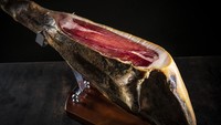 Ham terbuat dari dari daging babi. Ada juga ham termahal di dunia yang menembus harga Rp 50 jutaan. Ham tersebut istimewa karena berasal dari babi yang diternak di Spanyol Barat. Foto: iStock