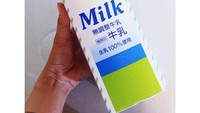Susu sapi merek Nakazawa yang berasal dari Jepang ini tampak biasa saja. Namun, sekotak susu ini dibanderol harga Rp 200.000-an. Harganya tinggi karena proses pemerahannya hanya sekali seminggu saat fajar, untuk memastikan susu sapi tersebut mengandung melatonin tinggi yang dapat menghilangkan stres. Foto: Instagram @chiyamade