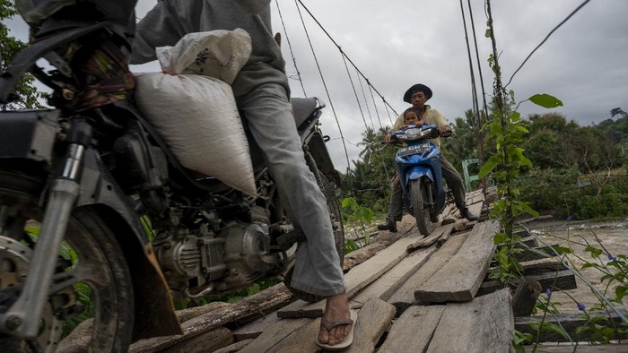 Bertahun-tahun Rusak, Jembatan Gantung di Sigi Tak Kunjung Diperbaiki Jembatan gantung di Desa Salua, Kulawi, Sigi, rusak sejak tiga tahun lalu. Tak kunjung diperbaiki, warga pun nekat melintasi jembatan itu demi bisa beraktivitas