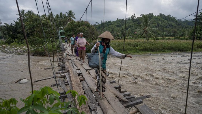 Jembatan gantung di Desa Salua, Kulawi, Sigi, rusak sejak tiga tahun lalu. Tak kunjung diperbaiki, warga pun nekat melintasi jembatan itu demi bisa beraktivitas