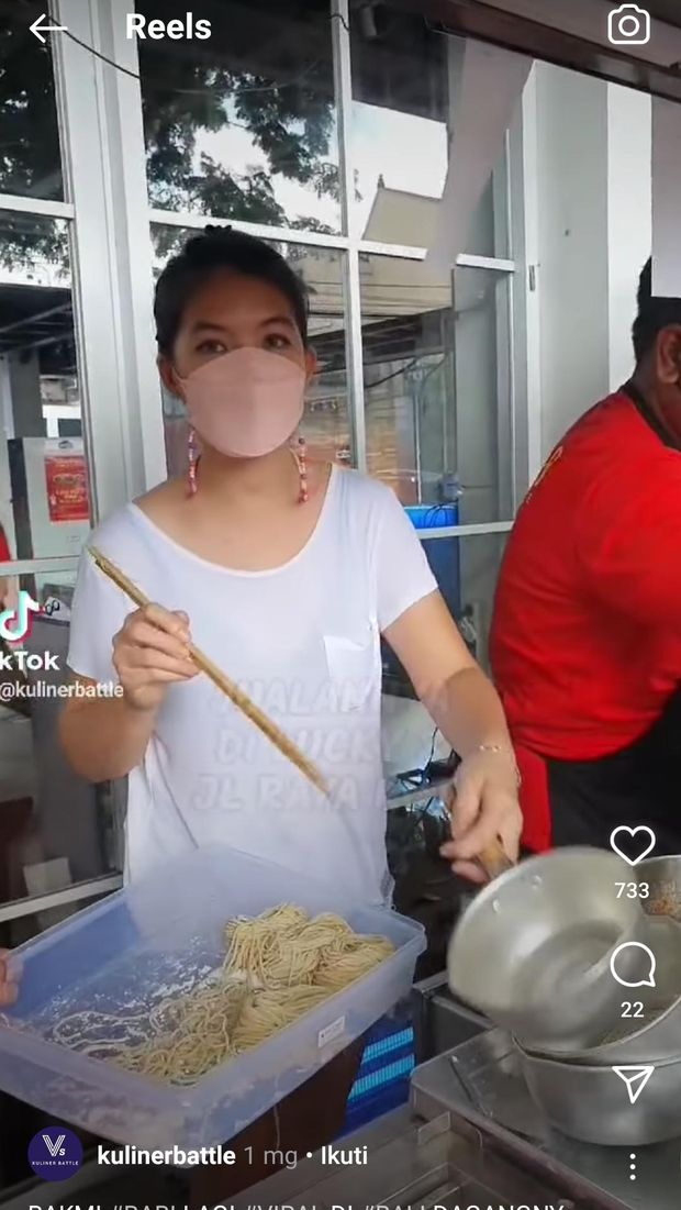 Berwajah Cantik dan Glowing, Wanita Ini Tak Gengsi Jualan Bakmi Babi