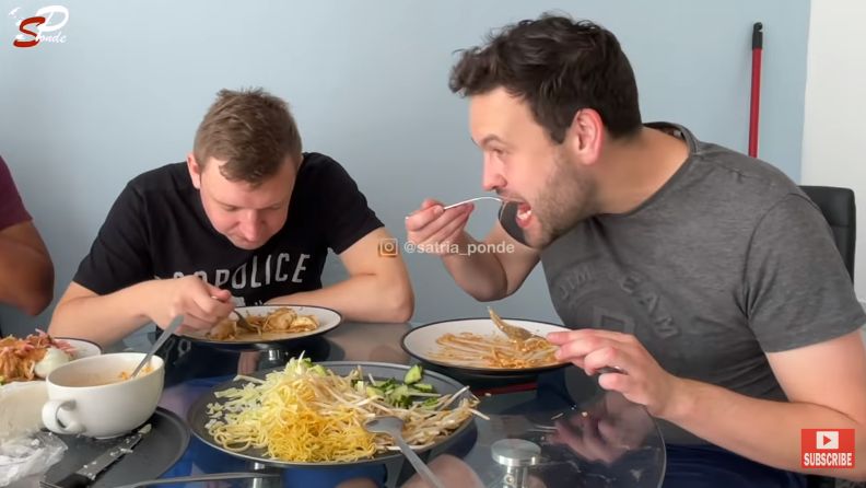 Bule Ketagihan Gado-gado Sampai Jilati Piring