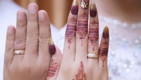Chintya Ramlan lalu memperlihatkan tangan suami dan dirinya yang melingkar sebuah cincin emas. (Foto: dok instagram)