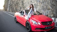 Chintya Ramlan bergaya di mobil mewah. (Foto: dokumen pribadi)