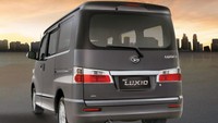 Di bagian belakang, desain lampu spoiler dengan LED high mount stop lamp (untuk tipe X), clear lens pada lampu belakang, lower back door garnish, serta desain baru pada bumper reflector lamp di bagian belakang. Serta dilengkapi dengan muffler cutter. Foto: Daihatsu