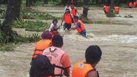 Seperti diketahui, Badai Kompasu menghantam kawasan Filipina yang memicu hujat lebat di kawasan tersebut. Melansir CNN Indonesia, badai tropis yang membawa curah hujan lebat itu pun membanjiri desa-desa hingga memicu tanah longsor. (Philippine Coast Guard via AP).