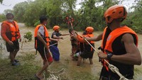 Dilaporkan sembilan orang tewas akibat badai tersebut dan 11 orang lainnya dilaporkan hilang. Warga terdampak Badai Kompasu pun satu per satu dievakuasi oleh tim penyelamat. (Gonzaga MDRRMO via AP).