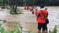 Tampak sejumlah tim penyelamat mengevakuasi korban banjir imbas Badai Kompasu di kawasan provinsi Palawan, Filipina. (Philippine Coast Guard via AP).