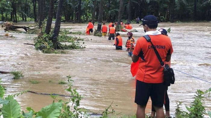 Dihantam Badai Kompasu, Warga Filipina Dievakuasi Badai Kompasu hantam kawasan Filipina hingga sebabkan sembilan orang tewas dan belasan lainnya dinyatakan hilang. Warga terdampak pun satu per satu dievakuasi.