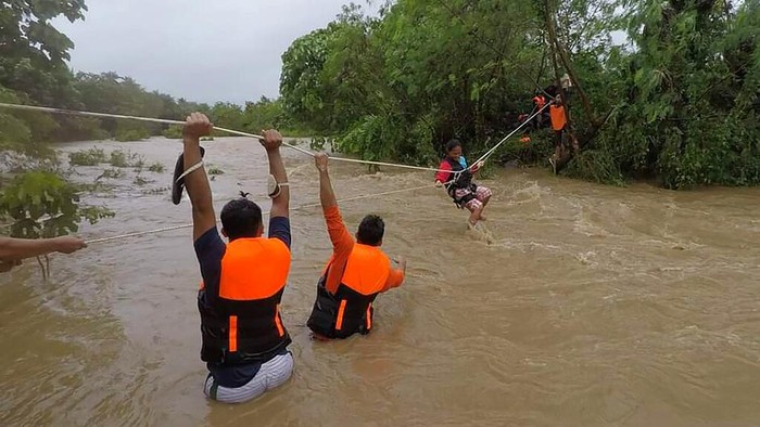 Badai Kompasu hantam kawasan Filipina hingga sebabkan sembilan orang tewas dan belasan lainnya dinyatakan hilang. Warga terdampak pun satu per satu dievakuasi.