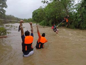 Dihantam Badai Kompasu, Warga Filipina Dievakuasi