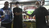 Juliandi merupakan salah satu dari 58 pegawai yang tidak lulus asesmen Tes Wawasan Kebangsaan (TWK) untuk menjadi ASN. Ia pun kini banting setir menjadi penjual nasi goreng. Tampak sejumlah mantan penyidik KPK yakni Novel Baswedan (kanan) dan Yudi Purnomo (kiri) mendatangi tempat usaha Juliandi Tigor di kawasan Bekasi pada Senin (11/10) malam.  