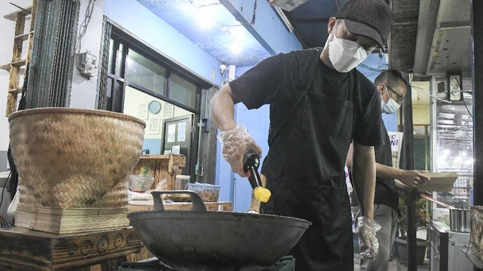 Dipecat Gegara TWK, Mantai Pegawai KPK Ini Kini Jualan Nasi Goreng Juliandi Tigor jadi salah satu dari 58 pegawai KPK yang tak lolos asesmen Tes Wawasan Kebangsaan (TWK). Kini ia banting setir dengan menjadi juru masak.