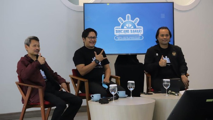 Kabupaten Karimun yang berada di Kepulauan Riau berada di tapal batas Indonesia. Kawasan itu hanya terpisah laut dari negara tetangga Singapura.