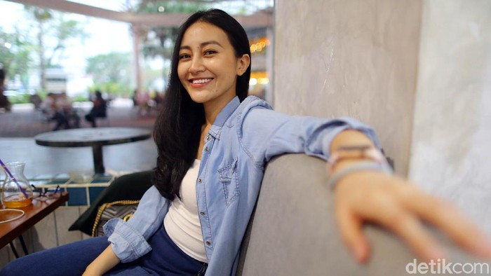 dokter Clarin Hayes dokter yang sekaligus merangkap jadi selebgram Clarin Hayes terus memberikan edukasi dibidang kesehatan dan kecantikan di bilangan Serpong, Tangerang, Banten.